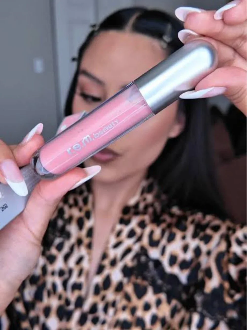 r.e.m. beauty Essential Drip Glossy Balm in Cosmo NEW